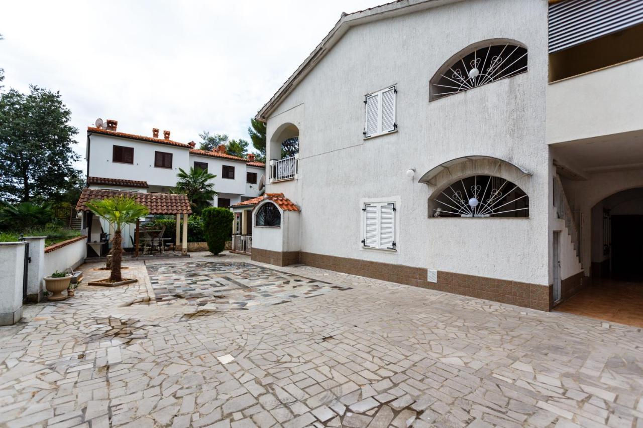 Apartmani Mili Малинска Экстерьер фото