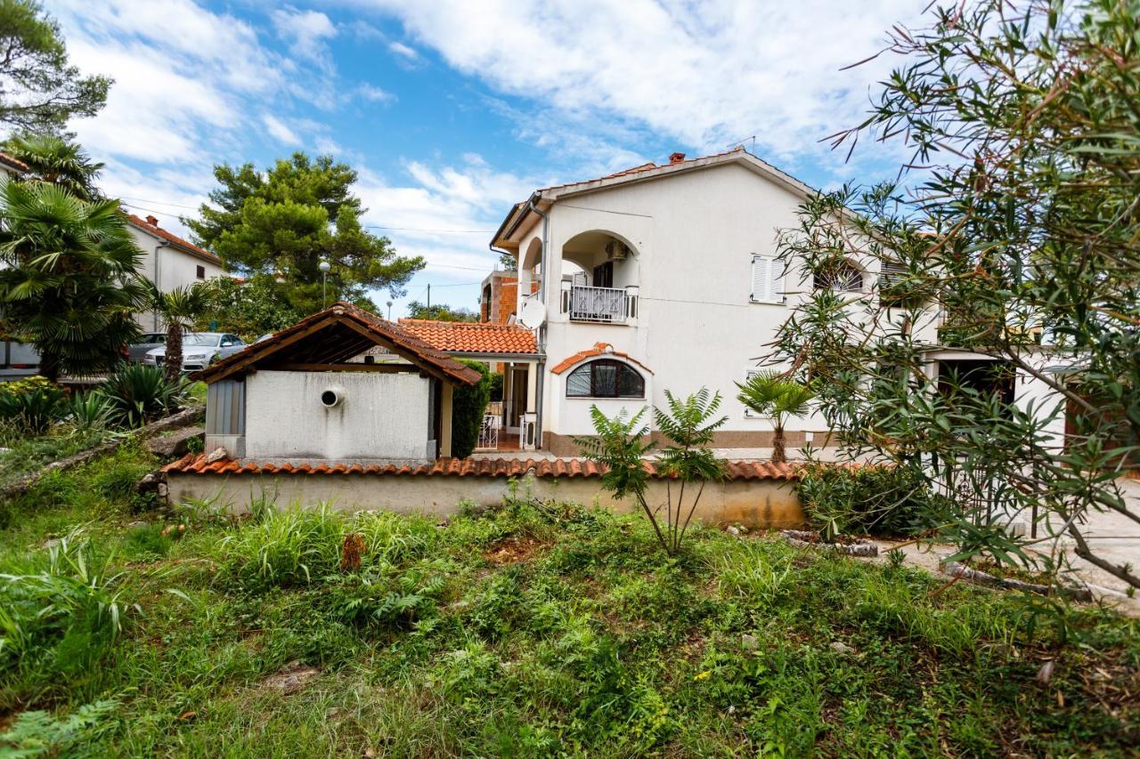 Apartmani Mili Малинска Экстерьер фото