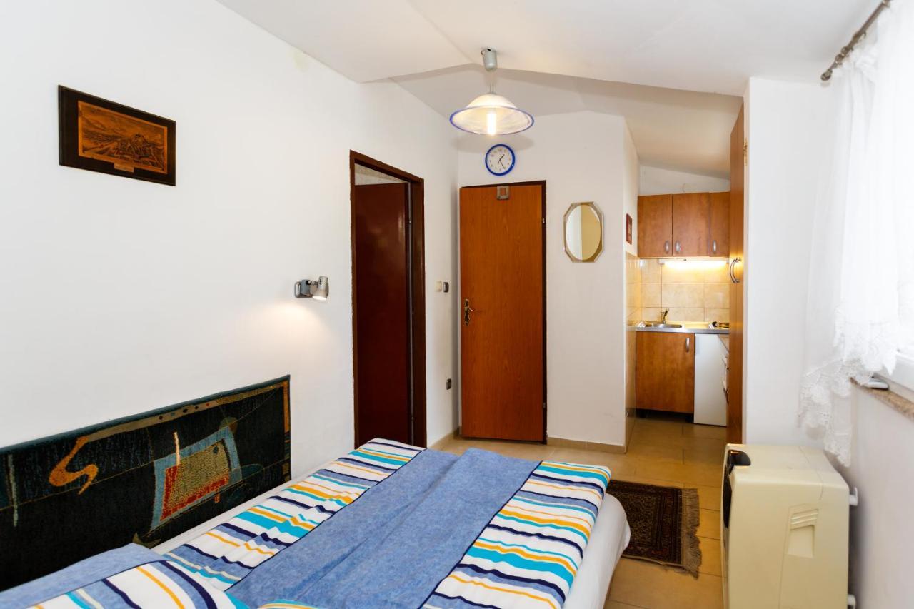 Apartmani Mili Малинска Экстерьер фото
