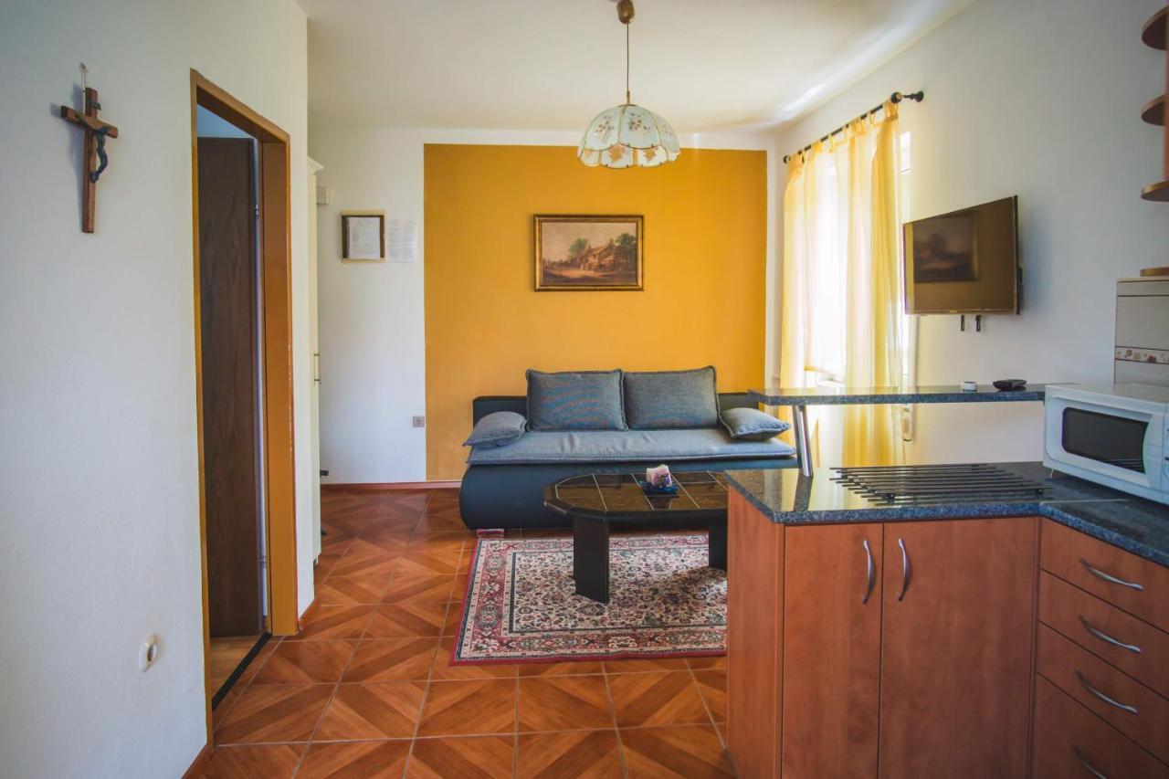 Apartmani Mili Малинска Экстерьер фото